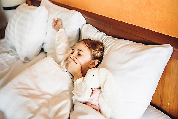 포토 JPG 서양인 외국인 백인 해외기획촬영 여자 어린이 인형 베개 실내 한명 사람 상반신 눕기 유치원생 침실 이불 잠옷 기상 침대 기지개 입가림 토끼인형 주근깨 2015년태국 여자만 여자한명만 어린이만 소녀만 소녀한명만 국내포토 1 옷 가구 침구 모션 인종 내부 가림 토끼 점 파일형식
