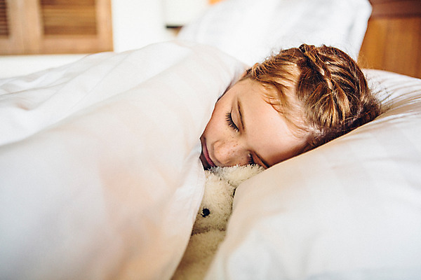 포토 JPG 서양인 외국인 백인 해외기획촬영 여자 얼굴 어린이 인형 베개 땋은머리 실내 한명 사람 상반신 앞모습 신체부위 눈감음 유치원생 침실 이불 침대 잠 덮기 주근깨 2015년태국 여자만 여자한명만 어린이만 소녀만 소녀한명만 국내포토 1 헤어스타일 뷰포인트 가구 침구 모션 인종 내부 점 파일형식