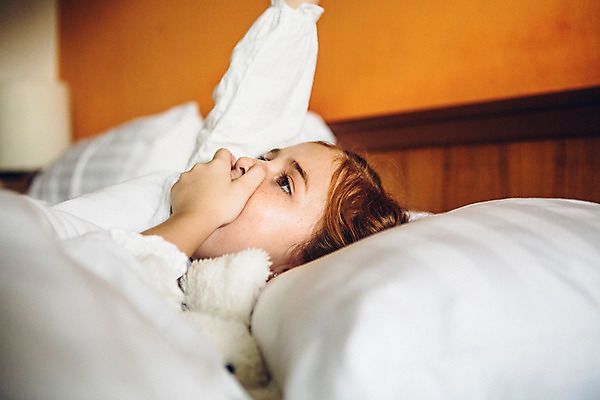 포토 JPG 서양인 외국인 백인 해외기획촬영 여자 어린이 인형 베개 실내 한명 사람 상반신 옆모습 눕기 유치원생 침실 이불 잠옷 기상 침대 기지개 입가림 주근깨 2015년태국 여자만 여자한명만 어린이만 소녀만 소녀한명만 국내포토 1 옷 뷰포인트 가구 침구 모션 인종 내부 가림 점 파일형식