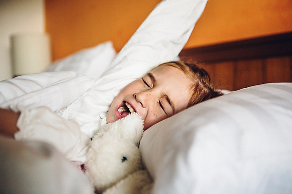 포토 JPG 서양인 외국인 백인 해외기획촬영 여자 어린이 인형 베개 실내 입벌림 한명 사람 상반신 눕기 눈감음 유치원생 침실 이불 잠옷 기상 침대 기지개 주근깨 2015년태국 여자만 여자한명만 어린이만 소녀만 소녀한명만 국내포토 1 옷 가구 침구 모션 표정 인종 내부 점 파일형식