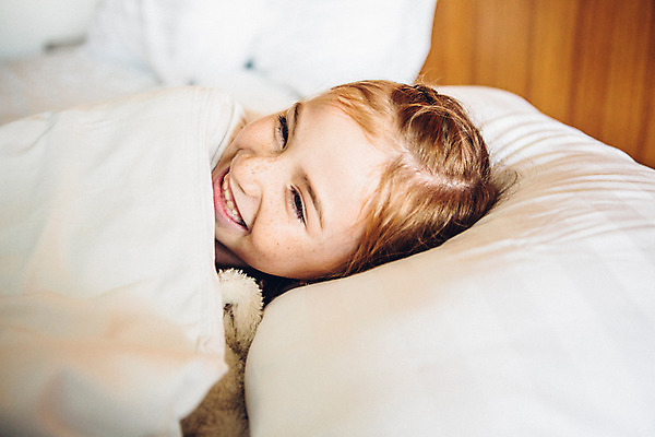 포토 JPG 서양인 외국인 백인 해외기획촬영 여자 얼굴 어린이 인형 베개 땋은머리 실내 한명 미소 사람 상반신 신체부위 눕기 유치원생 침실 이불 침대 즐거움 덮기 주근깨 숨기 2015년태국 여자만 여자한명만 어린이만 소녀만 소녀한명만 국내포토 1 헤어스타일 감정 가구 침구 모션 표정 인종 내부 점 파일형식