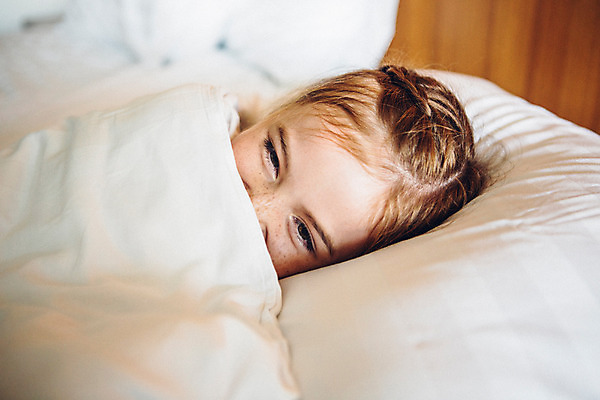 포토 JPG 서양인 외국인 백인 해외기획촬영 여자 얼굴 어린이 베개 땋은머리 실내 한명 사람 상반신 앞모습 신체부위 눕기 유치원생 침실 이불 침대 덮기 눈웃음 주근깨 숨기 2015년태국 여자만 여자한명만 어린이만 소녀만 소녀한명만 국내포토 1 헤어스타일 뷰포인트 가구 침구 모션 표정 인종 내부 점 파일형식