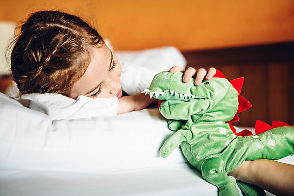 포토 JPG 서양인 외국인 백인 해외기획촬영 응시 여자 어린이 인형 엎드리기 장난 베개 땋은머리 실내 사람 상반신 두명 신체부위 유치원생 침실 잠옷 침대 팔 주근깨 2015년태국 여자만 어린이만 소녀만 쓰다듬기 국내포토 헤어스타일 시선 옷 가구 침구 모션 인종 내부 점 파일형식