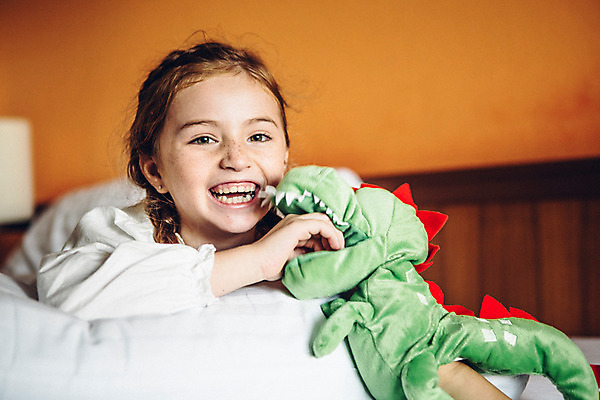 포토 JPG 서양인 외국인 백인 해외기획촬영 여자 어린이 인형 엎드리기 장난 베개 땋은머리 실내 웃음 들기 사람 상반신 두명 앞모습 신체부위 유치원생 침실 잠옷 침대 즐거움 팔 주근깨 2015년태국 여자만 어린이만 소녀만 국내포토 헤어스타일 옷 감정 뷰포인트 가구 침구 모션 표정 인종 내부 점 파일형식