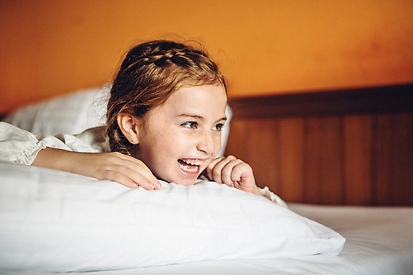 포토 JPG 서양인 외국인 백인 해외기획촬영 여자 어린이 엎드리기 베개 땋은머리 실내 한명 웃음 사람 상반신 아웃포커스 유치원생 침실 잠옷 침대 주근깨 2015년태국 여자만 여자한명만 어린이만 소녀만 소녀한명만 국내포토 1 헤어스타일 옷 가구 침구 모션 촬영기법 표정 인종 내부 점 파일형식