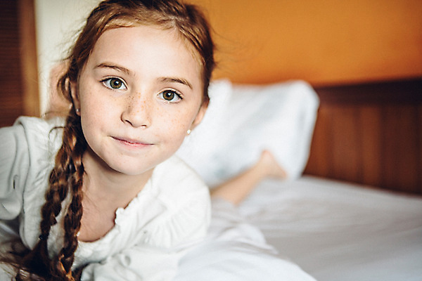 포토 JPG 전신 서양인 외국인 백인 해외기획촬영 긴머리 여자 어린이 엎드리기 맨발 땋은머리 실내 한명 미소 사람 앞모습 아웃포커스 유치원생 침실 잠옷 침대 주근깨 2015년태국 여자만 여자한명만 어린이만 소녀만 소녀한명만 국내포토 1 헤어스타일 옷 뷰포인트 가구 모션 발 촬영기법 표정 인종 내부 점 파일형식