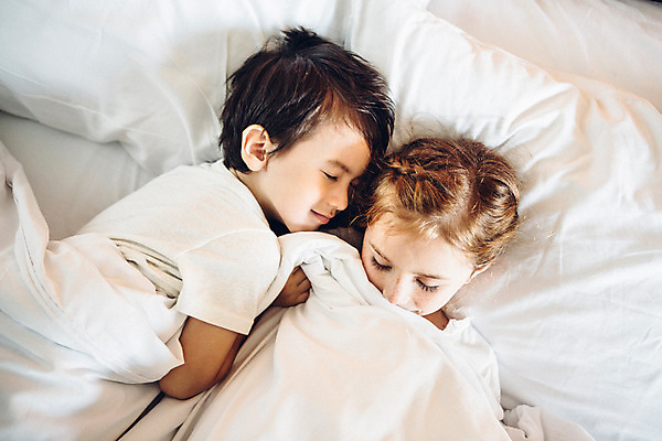 포토 JPG 서양인 외국인 백인 해외기획촬영 여자 남자 어린이 베개 실내 사람 상반신 두명 앞모습 옆모습 눕기 눈감음 유치원생 침실 이불 잠옷 침대 잠 덮기 주근깨 2015년태국 어린이만 국내포토 옷 뷰포인트 가구 침구 모션 인종 내부 점 파일형식