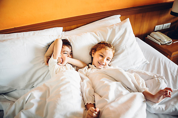 포토 JPG 서양인 외국인 백인 해외기획촬영 여자 남자 어린이 장난 베개 실내 미소 사람 상반신 두명 눕기 유치원생 침실 이불 잠옷 침대 즐거움 덮기 입가림 2015년태국 어린이만 국내포토 옷 감정 가구 침구 모션 표정 인종 내부 가림 파일형식