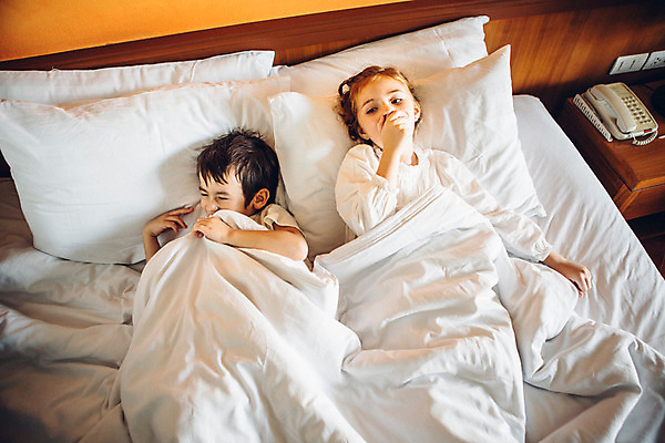 포토 JPG 서양인 외국인 백인 해외기획촬영 여자 남자 어린이 장난 베개 실내 사람 상반신 두명 앞모습 눕기 유치원생 침실 이불 잠옷 침대 덮기 입가림 입막음 2015년태국 어린이만 국내포토 옷 뷰포인트 가구 침구 모션 인종 내부 가림 파일형식