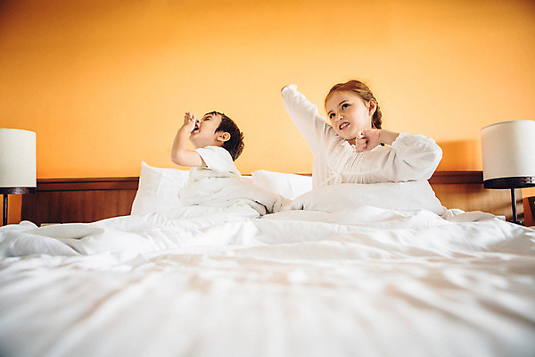 포토 JPG 서양인 외국인 백인 해외기획촬영 여자 남자 어린이 베개 실내 사람 앉기 손짓 상반신 두명 손들기 유치원생 침실 이불 잠옷 기상 침대 기지개 하품 2015년태국 어린이만 국내포토 옷 가구 침구 모션 인종 내부 생리현상 파일형식