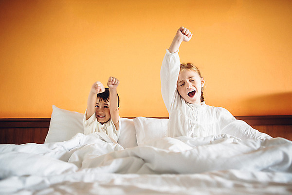 포토 JPG 서양인 외국인 백인 해외기획촬영 여자 남자 어린이 베개 실내 입벌림 미소 사람 앉기 상반신 두명 앞모습 손들기 눈감음 기댐 유치원생 침실 이불 잠옷 기상 침대 기지개 하품 2015년태국 어린이만 국내포토 옷 뷰포인트 가구 침구 모션 표정 인종 내부 생리현상 파일형식