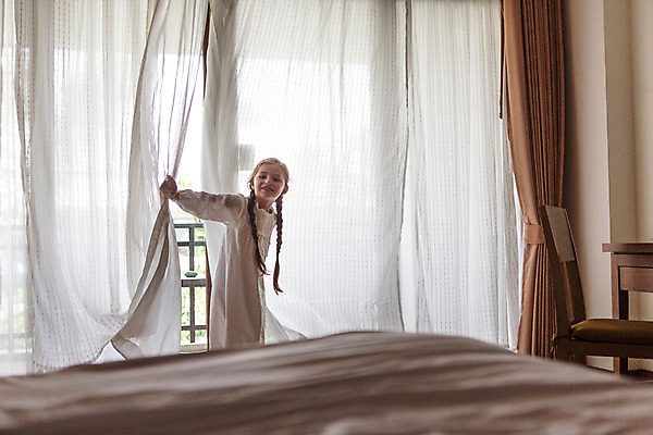 포토 JPG 서양인 외국인 백인 해외기획촬영 긴머리 여자 어린이 장난 창문 땋은머리 실내 한명 서기 미소 사람 상반신 유치원생 침실 잠옷 잡기 커튼 즐거움 숨기 2015년태국 여자만 여자한명만 어린이만 소녀만 소녀한명만 국내포토 1 헤어스타일 옷 감정 모션 표정 인종 내부 파일형식