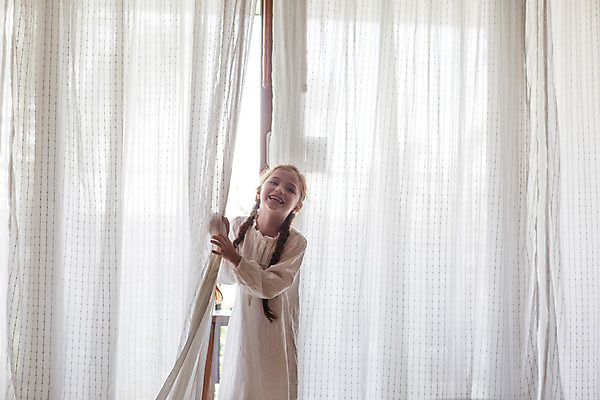 포토 JPG 서양인 외국인 백인 해외기획촬영 긴머리 여자 어린이 장난 창문 땋은머리 실내 한명 서기 웃음 사람 상반신 앞모습 유치원생 잠옷 잡기 커튼 즐거움 숨기 2015년태국 여자만 여자한명만 어린이만 소녀만 소녀한명만 국내포토 1 헤어스타일 옷 감정 뷰포인트 모션 표정 인종 내부 파일형식