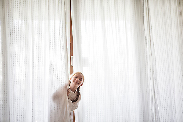 포토 JPG 서양인 외국인 백인 해외기획촬영 긴머리 여자 어린이 장난 창문 땋은머리 실내 한명 서기 미소 사람 상반신 앞모습 유치원생 잠옷 커튼 즐거움 숨기 2015년태국 여자만 여자한명만 어린이만 소녀만 소녀한명만 국내포토 1 헤어스타일 옷 감정 뷰포인트 모션 표정 인종 내부 파일형식