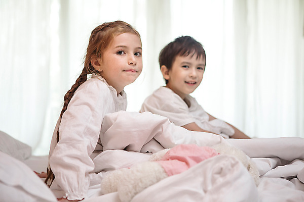 포토 JPG 서양인 외국인 백인 해외기획촬영 긴머리 여자 남자 어린이 인형 베개 침구 땋은머리 실내 미소 사람 앉기 상반신 두명 옆모습 유치원생 침실 이불 잠옷 침대 주근깨 2015년태국 어린이만 국내포토 헤어스타일 옷 뷰포인트 가구 모션 표정 인종 내부 점 파일형식