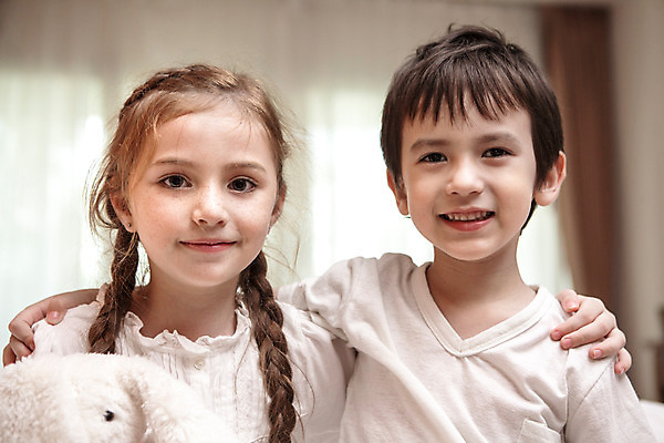 포토 JPG 서양인 외국인 백인 해외기획촬영 긴머리 여자 남자 어린이 인형 어깨동무 땋은머리 실내 미소 사람 상반신 두명 앞모습 아웃포커스 유치원생 잠옷 주근깨 2015년태국 어린이만 국내포토 헤어스타일 옷 뷰포인트 포즈 촬영기법 표정 인종 내부 점 파일형식