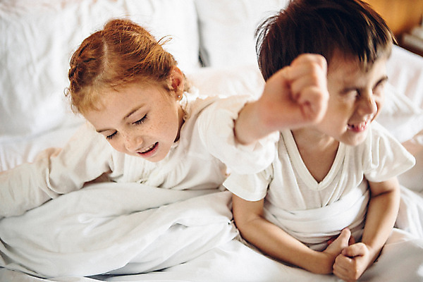 포토 JPG 서양인 외국인 백인 해외기획촬영 여자 남자 어린이 베개 침구 실내 사람 앉기 상반신 두명 앞모습 아웃포커스 손들기 유치원생 침실 이불 잠옷 기상 침대 기지개 주근깨 2015년태국 어린이만 국내포토 옷 뷰포인트 가구 모션 촬영기법 인종 내부 점 파일형식