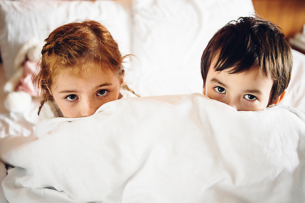 포토 JPG 서양인 외국인 백인 해외기획촬영 응시 여자 남자 얼굴 어린이 장난 땋은머리 실내 사람 상반신 두명 앞모습 신체부위 유치원생 침실 이불 올려보기 침대 덮기 입가림 주근깨 숨기 2015년태국 어린이만 국내포토 헤어스타일 시선 뷰포인트 가구 침구 모션 인종 내부 가림 점 파일형식