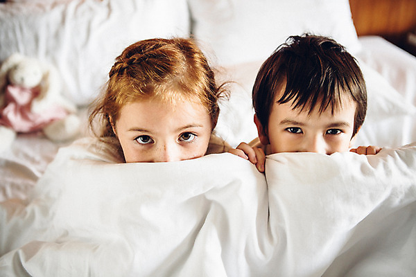 포토 JPG 서양인 외국인 백인 해외기획촬영 응시 여자 남자 얼굴 어린이 장난 땋은머리 실내 사람 상반신 두명 앞모습 신체부위 유치원생 침실 이불 올려보기 침대 덮기 입가림 주근깨 숨기 2015년태국 어린이만 국내포토 헤어스타일 시선 뷰포인트 가구 침구 모션 인종 내부 가림 점 파일형식