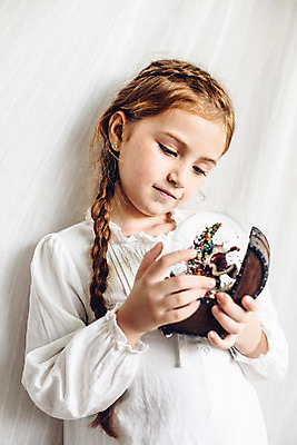 포토 JPG 서양인 외국인 백인 해외기획촬영 긴머리 응시 여자 어린이 땋은머리 실내 한명 들기 사람 상반신 앞모습 유치원생 주근깨 스노글로브 2015년태국 여자만 여자한명만 어린이만 소녀만 소녀한명만 내려보기 국내포토 1 헤어스타일 시선 뷰포인트 모션 인종 내부 장식 점 파일형식