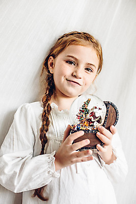 포토 JPG 서양인 외국인 백인 해외기획촬영 긴머리 여자 어린이 땋은머리 실내 한명 미소 들기 사람 상반신 앞모습 유치원생 주근깨 스노글로브 2015년태국 여자만 여자한명만 어린이만 소녀만 소녀한명만 국내포토 1 헤어스타일 뷰포인트 모션 표정 인종 내부 장식 점 파일형식