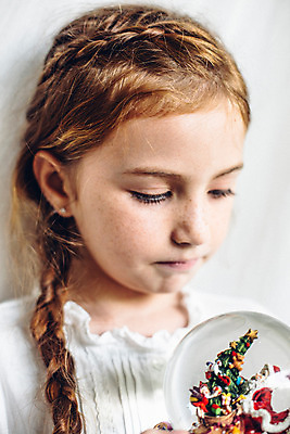 포토 JPG 서양인 외국인 백인 해외기획촬영 긴머리 응시 여자 어린이 땋은머리 실내 한명 사람 상반신 유치원생 주근깨 스노글로브 2015년태국 여자만 여자한명만 어린이만 소녀만 소녀한명만 내려보기 국내포토 1 헤어스타일 시선 모션 인종 내부 장식 점 파일형식