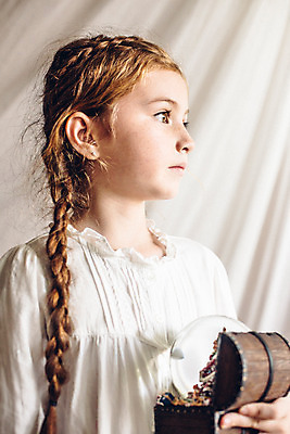 포토 JPG 서양인 외국인 백인 해외기획촬영 긴머리 응시 여자 어린이 땋은머리 실내 한명 들기 사람 상반신 유치원생 주근깨 스노글로브 2015년태국 여자만 여자한명만 어린이만 소녀만 소녀한명만 국내포토 1 헤어스타일 시선 모션 인종 내부 장식 점 파일형식