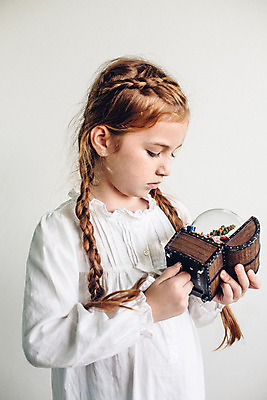 포토 JPG 서양인 외국인 백인 해외기획촬영 긴머리 응시 여자 어린이 땋은머리 실내 한명 들기 사람 상반신 유치원생 잡기 태엽 주근깨 스노글로브 2015년태국 여자만 여자한명만 어린이만 소녀만 소녀한명만 내려보기 국내포토 1 헤어스타일 시선 모션 인종 내부 장식 점 파일형식