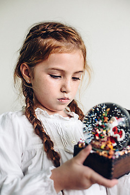 포토 JPG 서양인 외국인 백인 해외기획촬영 긴머리 응시 여자 어린이 땋은머리 실내 한명 들기 사람 상반신 유치원생 주근깨 스노글로브 2015년태국 여자만 여자한명만 어린이만 소녀만 소녀한명만 내려보기 국내포토 1 헤어스타일 시선 모션 인종 내부 장식 점 파일형식