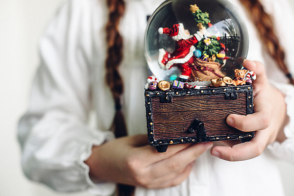 포토 JPG 서양인 외국인 백인 해외기획촬영 긴머리 손 여자 어린이 땋은머리 실내 한명 사람 상반신 아웃포커스 유치원생 스노글로브 2015년태국 여자만 여자한명만 어린이만 소녀만 소녀한명만 국내포토 1 헤어스타일 촬영기법 인종 내부 신체부위 장식 파일형식