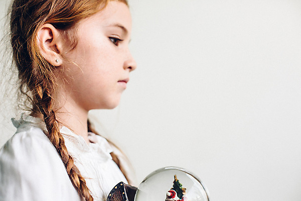 포토 JPG 서양인 외국인 백인 해외기획촬영 긴머리 여자 어린이 땋은머리 실내 한명 사람 상반신 옆모습 유치원생 스노글로브 2015년태국 여자만 여자한명만 어린이만 소녀만 소녀한명만 국내포토 1 헤어스타일 뷰포인트 인종 내부 장식 파일형식