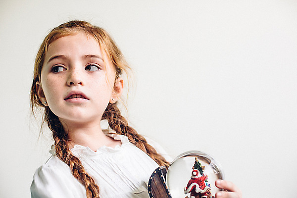 포토 JPG 서양인 외국인 백인 해외기획촬영 긴머리 응시 여자 어린이 땋은머리 실내 무표정 한명 들기 사람 상반신 유치원생 주근깨 스노글로브 2015년태국 여자만 여자한명만 어린이만 소녀만 소녀한명만 국내포토 1 헤어스타일 시선 감정 모션 표정 인종 내부 장식 점 파일형식