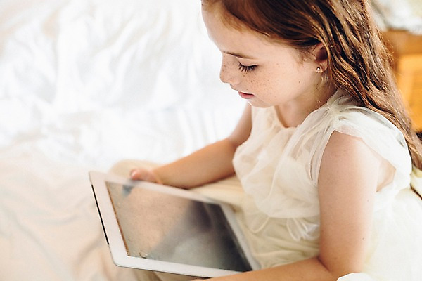 포토 JPG 서양인 외국인 백인 해외기획촬영 긴머리 여자 어린이 실내 한명 들기 사람 상반신 옆모습 아웃포커스 태블릿 유치원생 웹서핑 주근깨 2015년태국 여자만 여자한명만 어린이만 소녀만 소녀한명만 국내포토 1 헤어스타일 뷰포인트 모션 촬영기법 인종 내부 전자제품 스마트기기 점 파일형식