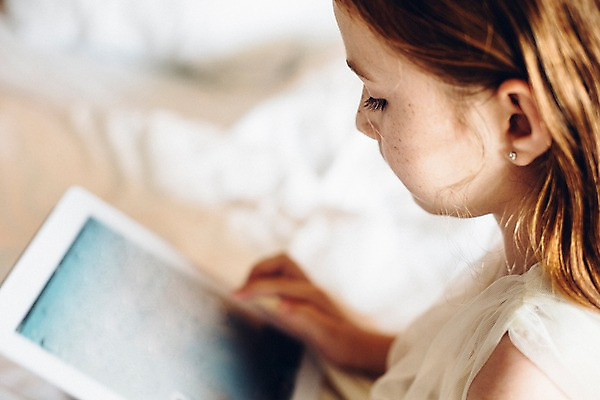 포토 JPG 서양인 외국인 백인 해외기획촬영 응시 여자 어린이 실내 한명 들기 사람 상반신 옆모습 아웃포커스 태블릿 유치원생 웹서핑 주근깨 2015년태국 여자만 여자한명만 어린이만 소녀만 소녀한명만 국내포토 1 시선 뷰포인트 모션 촬영기법 인종 내부 전자제품 스마트기기 점 파일형식