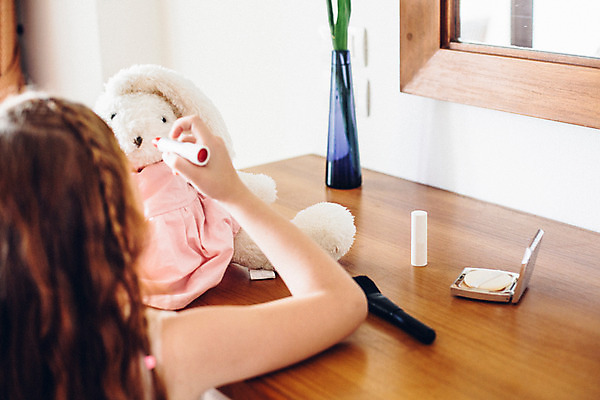 포토 JPG 서양인 외국인 백인 해외기획촬영 긴머리 여자 어린이 인형 땋은머리 실내 한명 들기 사람 상반신 뒷모습 화장 화장품 유치원생 립스틱 붓 퍼프 화장대 토끼인형 팩트 2015년태국 여자만 여자한명만 어린이만 소녀만 소녀한명만 국내포토 1 헤어스타일 뷰포인트 가구 모션 인종 내부 뷰티 토끼 파일형식