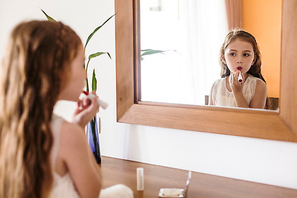 포토 JPG 서양인 외국인 백인 해외기획촬영 긴머리 여자 어린이 땋은머리 실내 한명 들기 사람 상반신 앞모습 뒷모습 화장 화장품 유치원생 거울 립스틱 입내밀기 주근깨 2015년태국 여자만 여자한명만 어린이만 소녀만 소녀한명만 국내포토 1 헤어스타일 뷰포인트 모션 인종 내부 뷰티 점 파일형식