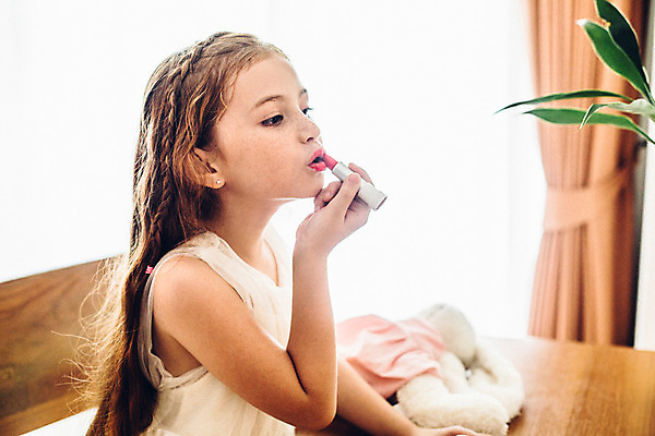 포토 JPG 서양인 외국인 백인 해외기획촬영 긴머리 여자 어린이 땋은머리 실내 한명 들기 사람 상반신 옆모습 화장 화장품 유치원생 립스틱 빨간립스틱 입내밀기 주근깨 2015년태국 여자만 여자한명만 어린이만 소녀만 소녀한명만 국내포토 1 헤어스타일 뷰포인트 모션 인종 내부 뷰티 점 파일형식