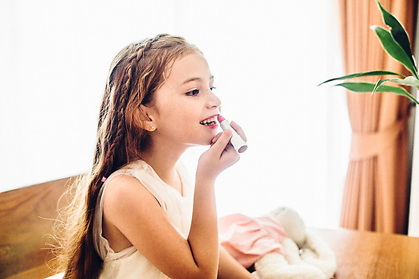 포토 JPG 서양인 외국인 백인 해외기획촬영 긴머리 여자 어린이 땋은머리 실내 한명 미소 들기 사람 상반신 옆모습 화장 화장품 유치원생 립스틱 빨간립스틱 주근깨 2015년태국 여자만 여자한명만 어린이만 소녀만 소녀한명만 국내포토 1 헤어스타일 뷰포인트 모션 표정 인종 내부 뷰티 점 파일형식