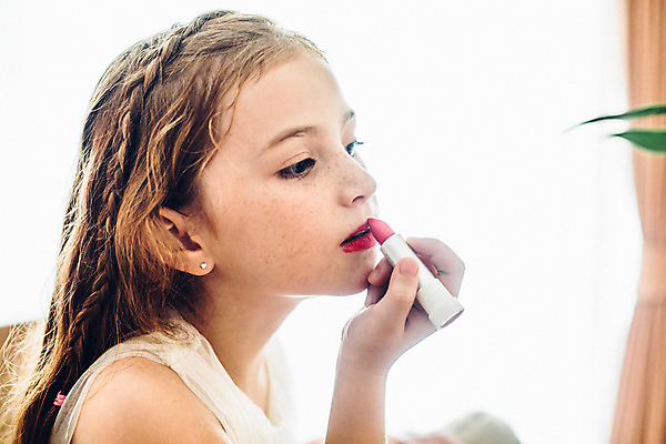 포토 JPG 서양인 외국인 백인 해외기획촬영 긴머리 여자 어린이 땋은머리 실내 한명 들기 사람 상반신 옆모습 화장 화장품 유치원생 립스틱 빨간립스틱 주근깨 2015년태국 여자만 여자한명만 어린이만 소녀만 소녀한명만 국내포토 1 헤어스타일 뷰포인트 모션 인종 내부 뷰티 점 파일형식
