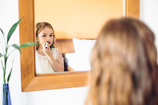 포토 JPG 서양인 외국인 백인 해외기획촬영 응시 여자 어린이 실내 한명 들기 사람 상반신 앞모습 뒷모습 화장 화장품 유치원생 거울 립스틱 빨간립스틱 주근깨 2015년태국 여자만 여자한명만 어린이만 소녀만 소녀한명만 국내포토 1 시선 뷰포인트 모션 인종 내부 뷰티 점 파일형식