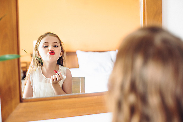 포토 JPG 서양인 외국인 백인 해외기획촬영 긴머리 응시 여자 어린이 실내 한명 들기 사람 상반신 앞모습 뒷모습 화장 화장품 유치원생 거울 립스틱 빨간립스틱 입내밀기 2015년태국 여자만 여자한명만 어린이만 소녀만 소녀한명만 국내포토 1 헤어스타일 시선 뷰포인트 모션 인종 내부 뷰티 파일형식