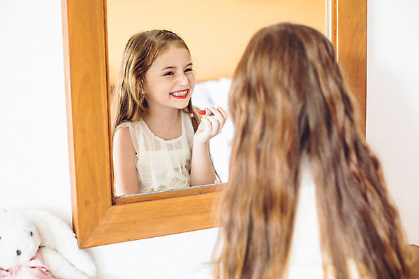 포토 JPG 서양인 외국인 백인 해외기획촬영 긴머리 응시 여자 어린이 실내 한명 미소 들기 사람 상반신 앞모습 뒷모습 화장 화장품 유치원생 거울 립스틱 빨간립스틱 주근깨 2015년태국 여자만 여자한명만 어린이만 소녀만 소녀한명만 국내포토 1 헤어스타일 시선 뷰포인트 모션 표정 인종 내부 뷰티 점 파일형식