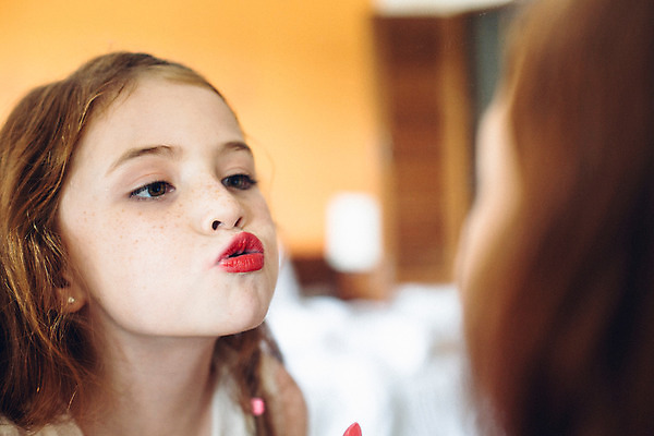 포토 JPG 서양인 외국인 백인 해외기획촬영 여자 얼굴 어린이 실내 한명 사람 상반신 아웃포커스 신체부위 화장 유치원생 빨간립스틱 입내밀기 주근깨 2015년태국 여자만 여자한명만 어린이만 소녀만 소녀한명만 국내포토 1 모션 촬영기법 인종 내부 뷰티 점 파일형식