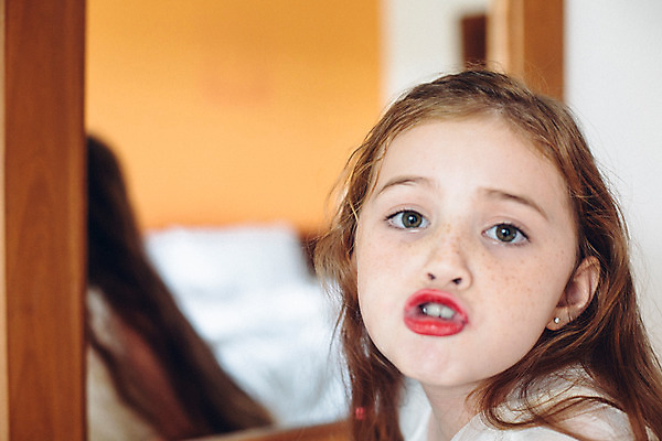 포토 JPG 서양인 외국인 백인 해외기획촬영 여자 어린이 실내 한명 사람 상반신 아웃포커스 화장 유치원생 빨간립스틱 입내밀기 주근깨 2015년태국 여자만 여자한명만 어린이만 소녀만 소녀한명만 국내포토 1 모션 촬영기법 인종 내부 뷰티 점 파일형식