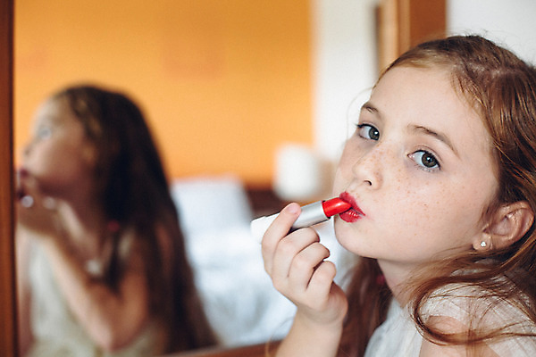 포토 JPG 서양인 외국인 백인 해외기획촬영 여자 어린이 실내 한명 들기 사람 상반신 옆모습 아웃포커스 화장 화장품 유치원생 립스틱 빨간립스틱 입내밀기 주근깨 2015년태국 여자만 여자한명만 어린이만 소녀만 소녀한명만 국내포토 1 뷰포인트 모션 촬영기법 인종 내부 뷰티 점 파일형식