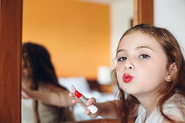 포토 JPG 서양인 외국인 백인 해외기획촬영 여자 어린이 실내 한명 들기 사람 상반신 옆모습 아웃포커스 화장 화장품 유치원생 립스틱 빨간립스틱 입내밀기 주근깨 2015년태국 여자만 여자한명만 어린이만 소녀만 소녀한명만 국내포토 1 뷰포인트 모션 촬영기법 인종 내부 뷰티 점 파일형식