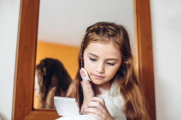 포토 JPG 서양인 외국인 백인 해외기획촬영 긴머리 여자 어린이 땋은머리 실내 한명 들기 사람 상반신 앞모습 화장 화장품 유치원생 퍼프 주근깨 2015년태국 여자만 여자한명만 어린이만 소녀만 소녀한명만 국내포토 1 헤어스타일 뷰포인트 모션 인종 내부 뷰티 점 파일형식