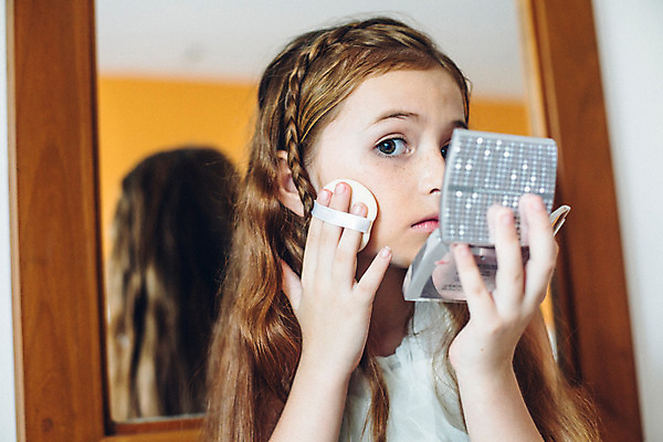 포토 JPG 서양인 외국인 백인 해외기획촬영 긴머리 여자 어린이 땋은머리 실내 한명 들기 사람 상반신 화장 화장품 유치원생 퍼프 주근깨 2015년태국 여자만 여자한명만 어린이만 소녀만 소녀한명만 국내포토 1 헤어스타일 모션 인종 내부 뷰티 점 파일형식