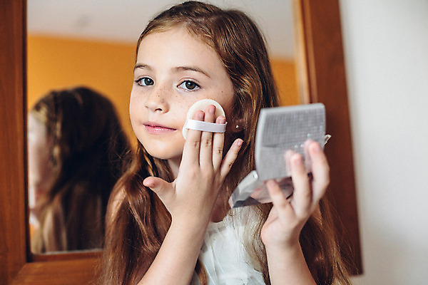 포토 JPG 서양인 외국인 백인 해외기획촬영 긴머리 여자 어린이 실내 한명 들기 사람 상반신 화장 화장품 유치원생 퍼프 주근깨 2015년태국 여자만 여자한명만 어린이만 소녀만 소녀한명만 국내포토 1 헤어스타일 모션 인종 내부 뷰티 점 파일형식