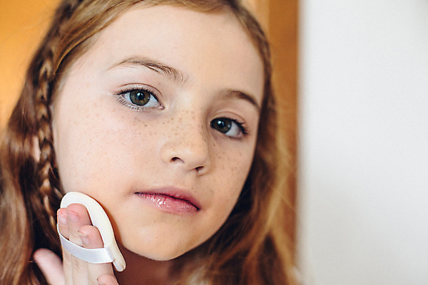 포토 JPG 서양인 외국인 백인 해외기획촬영 여자 얼굴 어린이 땋은머리 실내 한명 들기 사람 상반신 아웃포커스 신체부위 화장 유치원생 퍼프 주근깨 2015년태국 여자만 여자한명만 어린이만 소녀만 소녀한명만 국내포토 1 헤어스타일 모션 촬영기법 인종 내부 뷰티 점 파일형식